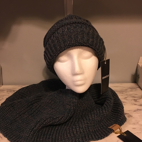 Swiss Elite cable knit beanie and infinity scarf - Picture 5 of 6